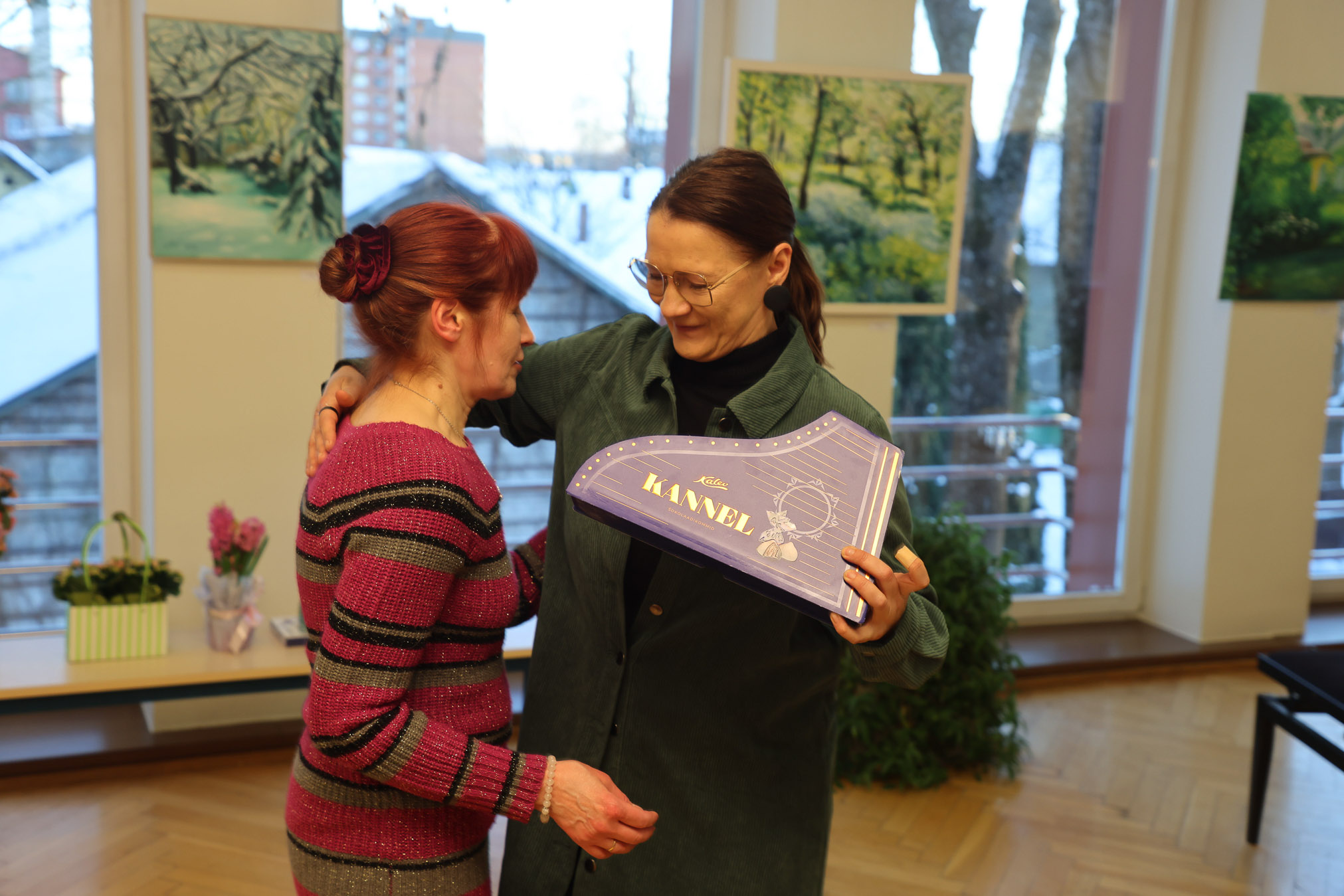 Kunstinäituse „Läbimurre” avanud kunstnik Kaie Šestakova-Karu (pildil vasakul) vastu võtmas õnnitlusi Võru Linnagalerii galeristilt Aire Kokalt. JAAK KIKAS